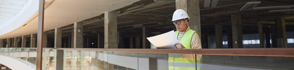 a construction foreman using construction scheduling software